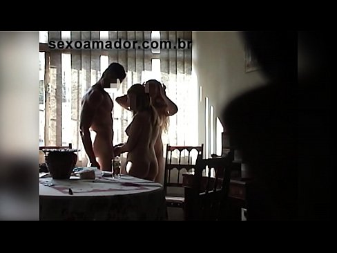 ❤️ Sexvänner bjuder in en gigantisk man och en trekant med honom ❤ Pornvideo at us ️❤
